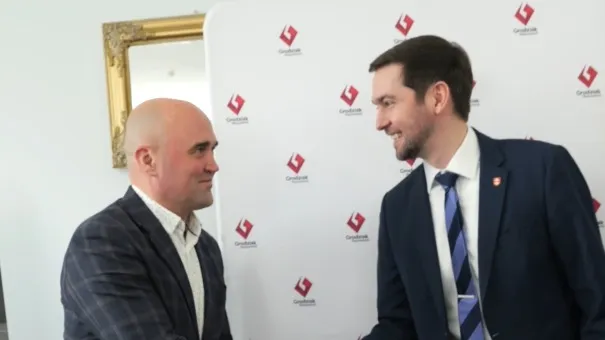 Przedstawiciel samorządu podczas nagrania, kadr z filmu o grodziskim deptaku